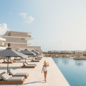 На острове Пафос открылся новый шикарный отель, построенный полностью из натурального кипрского камня.