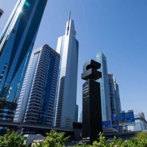 В разных районах Дубая появились скульптуры гигантских букв